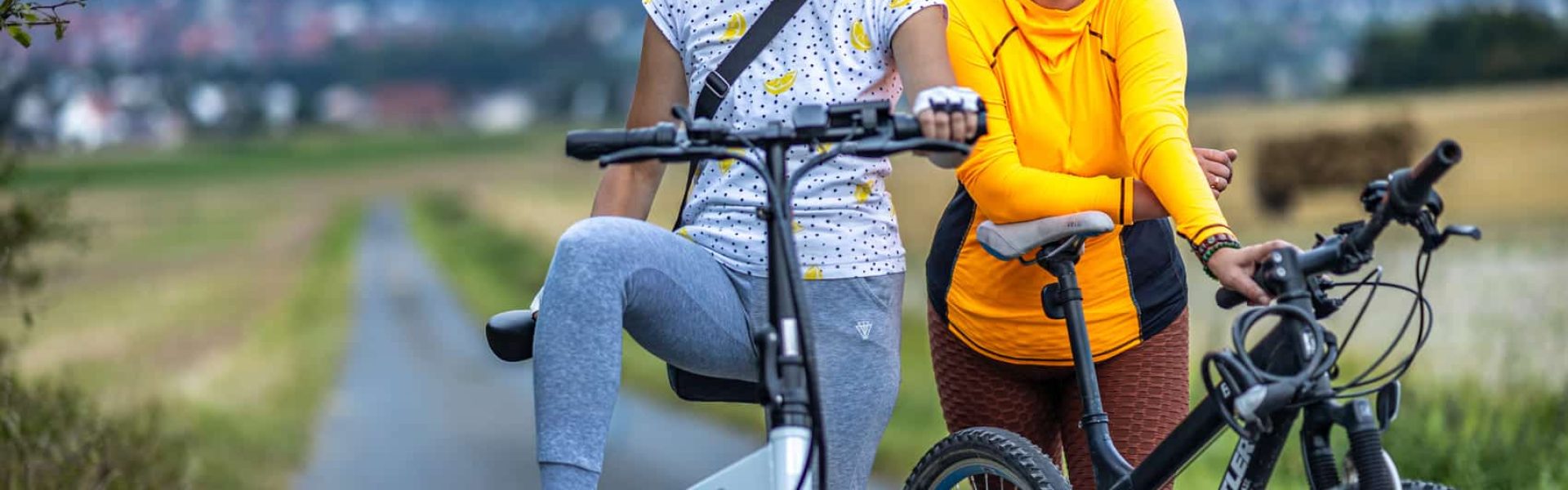 Dekoratives Bild mit zwei Fahrradfahrerinnen